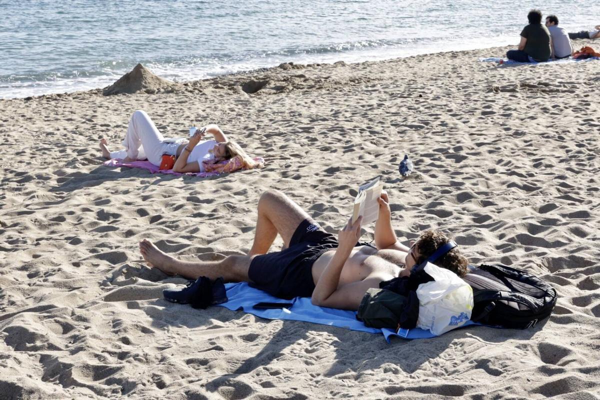 Barceloneses acuden a la playa por las altas temperaturas de noviembre