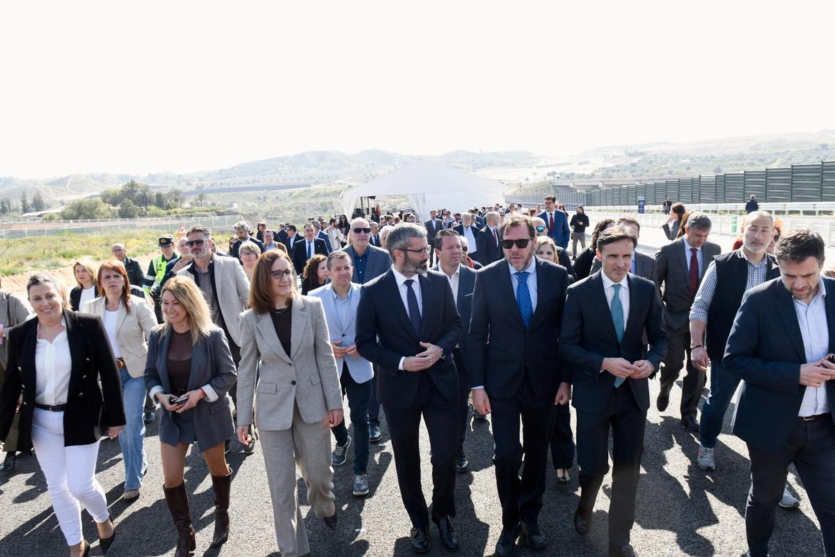 El ministro Óscar Puente, acompañado del delegado del Gobierno y el consejero de Fomento, entre otras instituciones, este lunes en la inauguración del Arco Noroeste