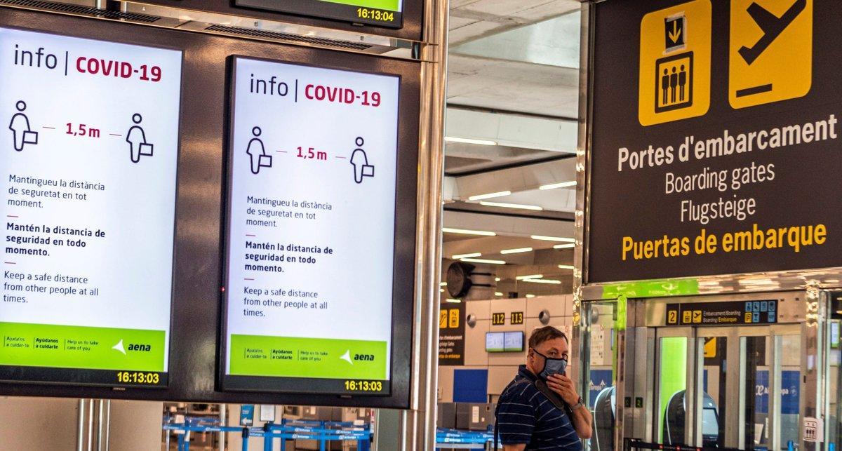 Aeropuerto de Palma de Mallorca, el pasado verano, con información sobre las medidas anti-covid.