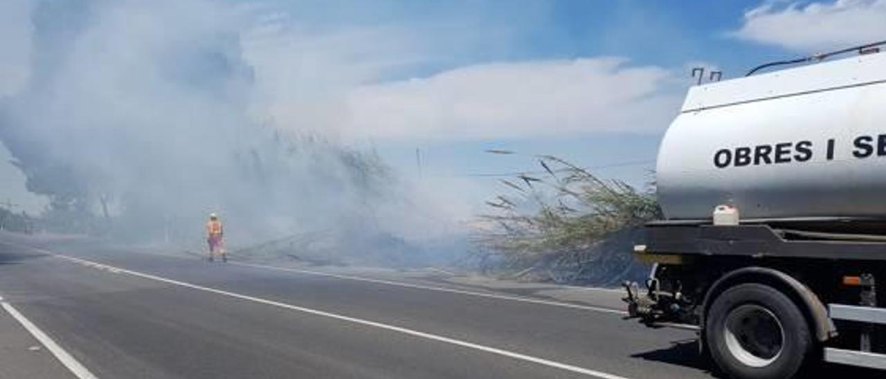 El incendio ocasionado ayer junto a la N-332 en Oliva.