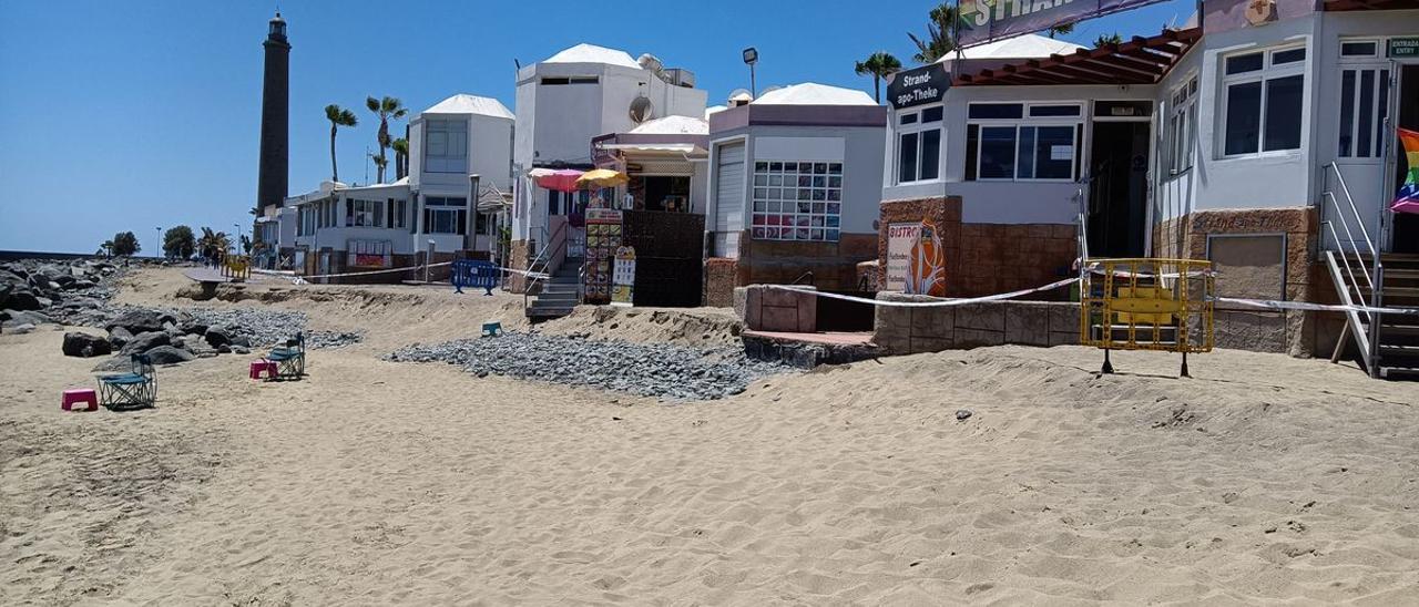 El mar se lleva parte de la escollera en el acceso a la playa de Maspalomas