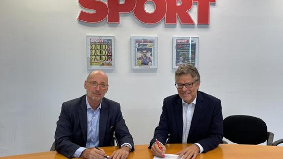 Joan Vehils, director de Sport, y Sergio García Roig, CEO del Grup Flaix, en la firma de acuerdo en las instalaciones de Sport