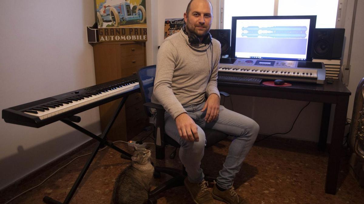 Kike Soriano en su estudio de música en Gilet. | DANIEL TORTAJADA