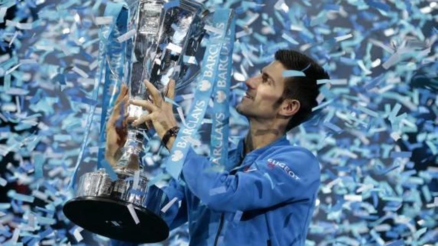 Novak Djokovic, número uno del mundo, levanta anoche la Copa de Maestros en Londres tras superar con autoridad a Federer.