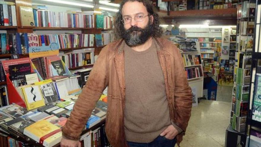 José Manuel Otero, en una librería de Pontevedra.  // Rafa Vázquez