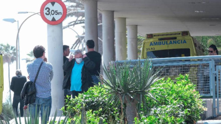 Una imagen de la entrada al Servicio de Urgencias del Hospital Universitario Insular de Gran Canaria, durante la mañana de ayer.