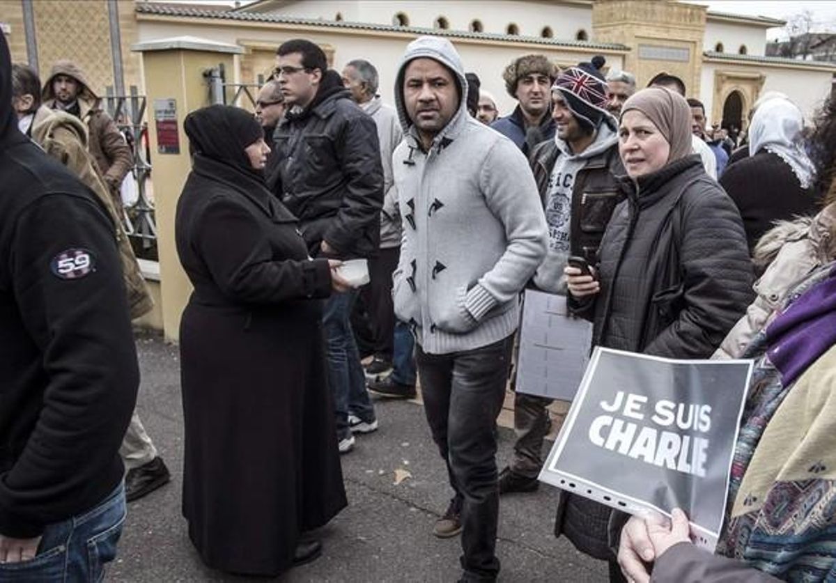 Musulmans dirigint-se a la mesquita de Saint-Étienne, a l’est de França.