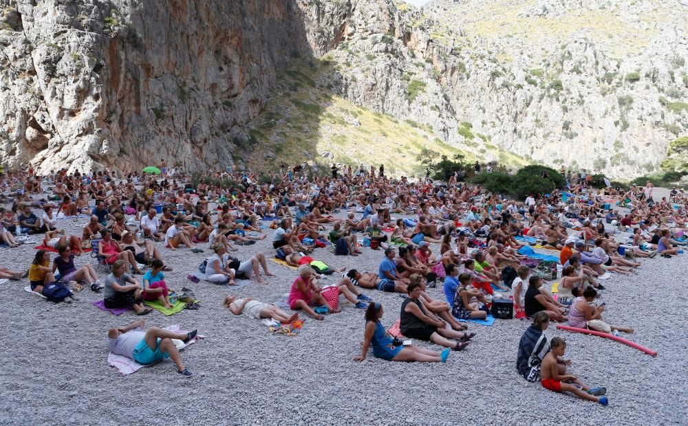 El concierto del Torrent de Pareis entusiasma a residentes y turistas