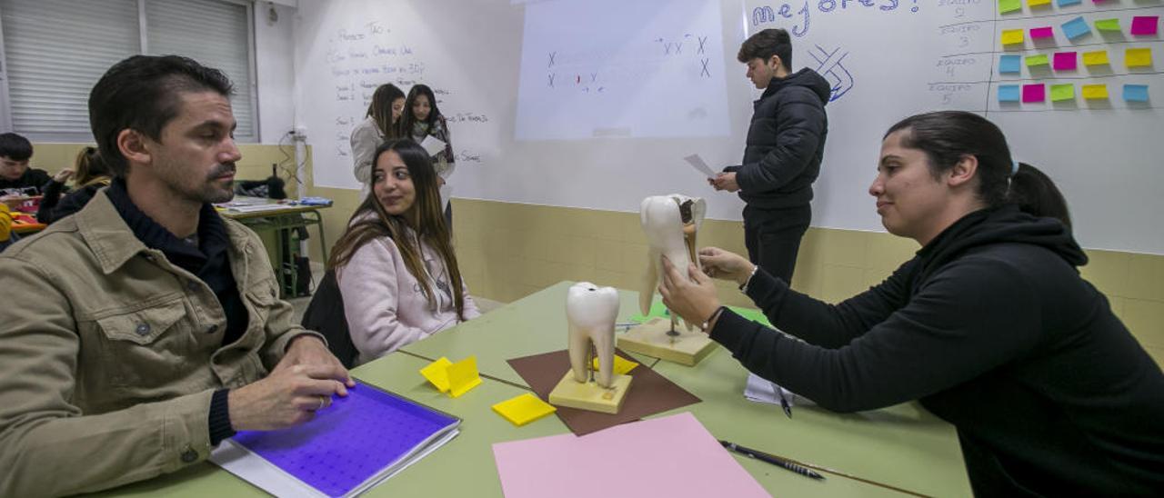 Aspecto de las nuevas aulas en el Instituto Canastell de FP, sin la tradicional pizarra.