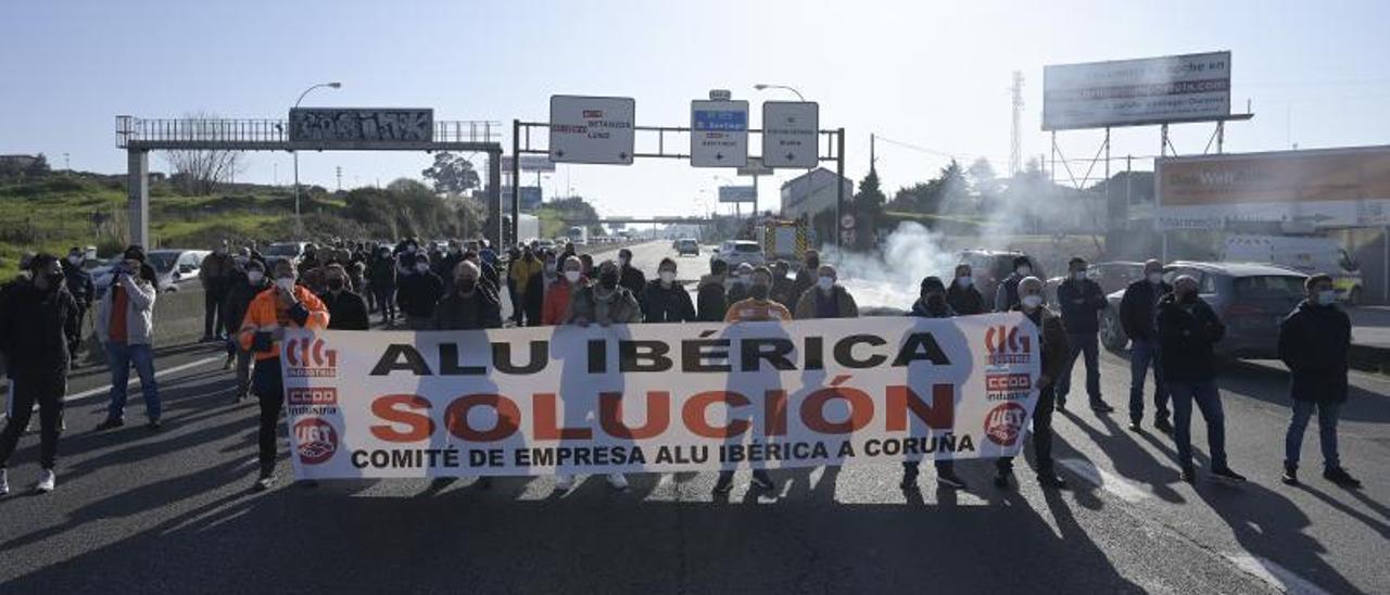 Trabajadores de Alu Ibérica, durante una manifestación por Alfonso Molina. |   // E. P.