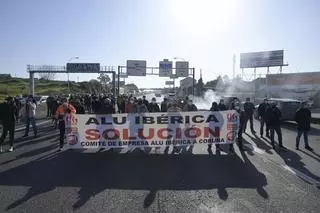 Empleados de Alu Ibérica culpan a la Xunta de participar en “la especulación” de la fábrica