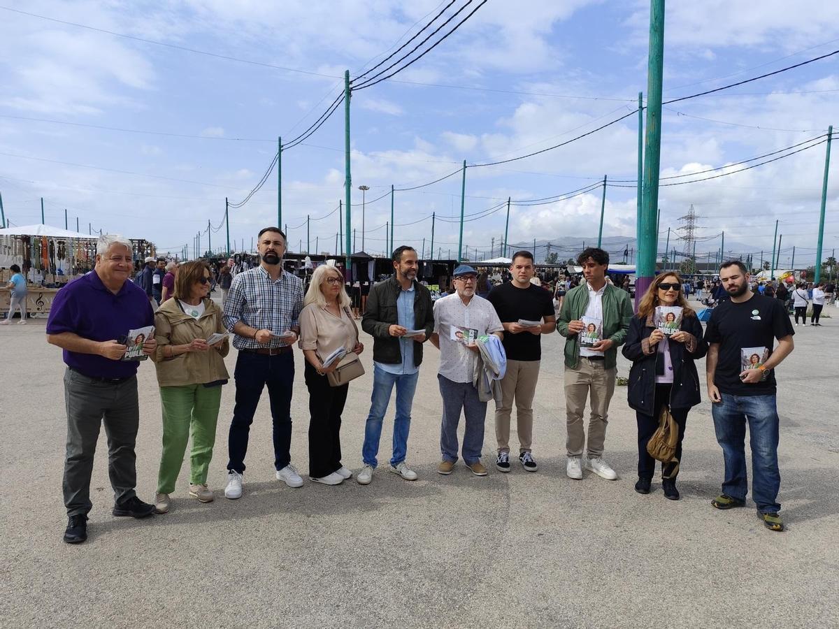 El secretario de Política Institucional del PSOE de Andalucía y candidato por Málaga a las elecciones andaluzas, Dani Pérez, junto a otros militantes del PSOE en un reparto de propaganda electoral.