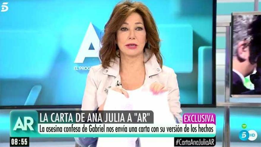 Ana Rosa muestra la carta de Ana Julia.