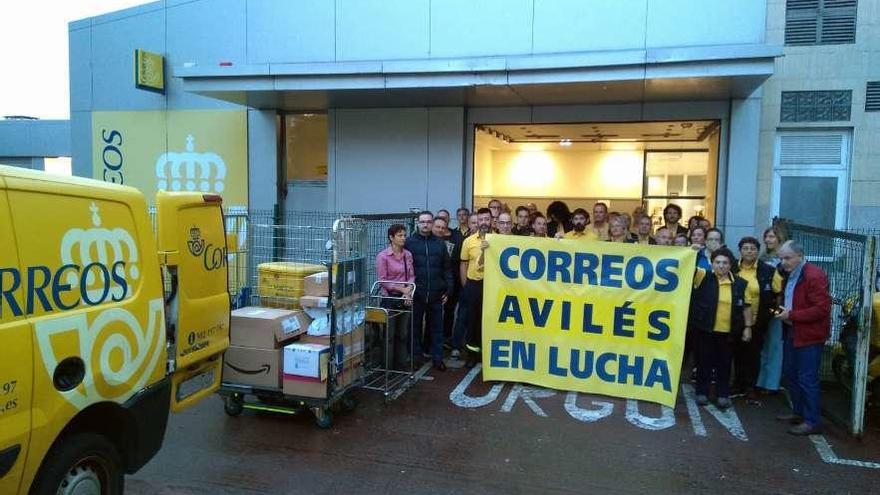 Concentración de trabajadores de Correos, ayer, en Avilés.