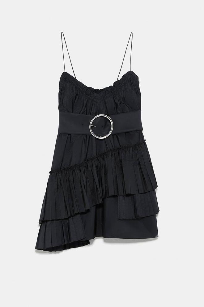 Vestido negro de Zara con cinturón (precio: 49,95 euros)