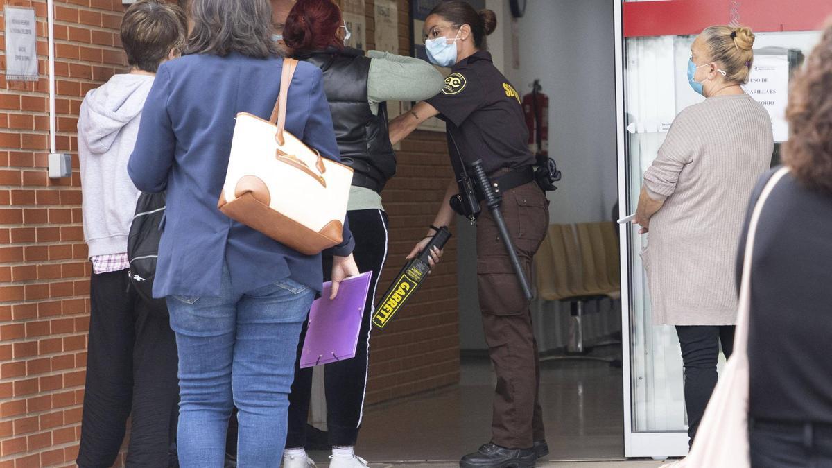 Seguridad a la entrada del centro de salud de la Coma en mayo de 2023.