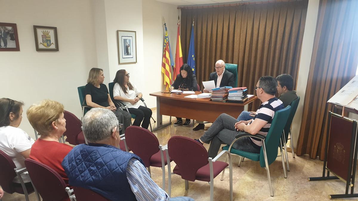 Momento en el que Juan Espinosa anuncia su dimisión.