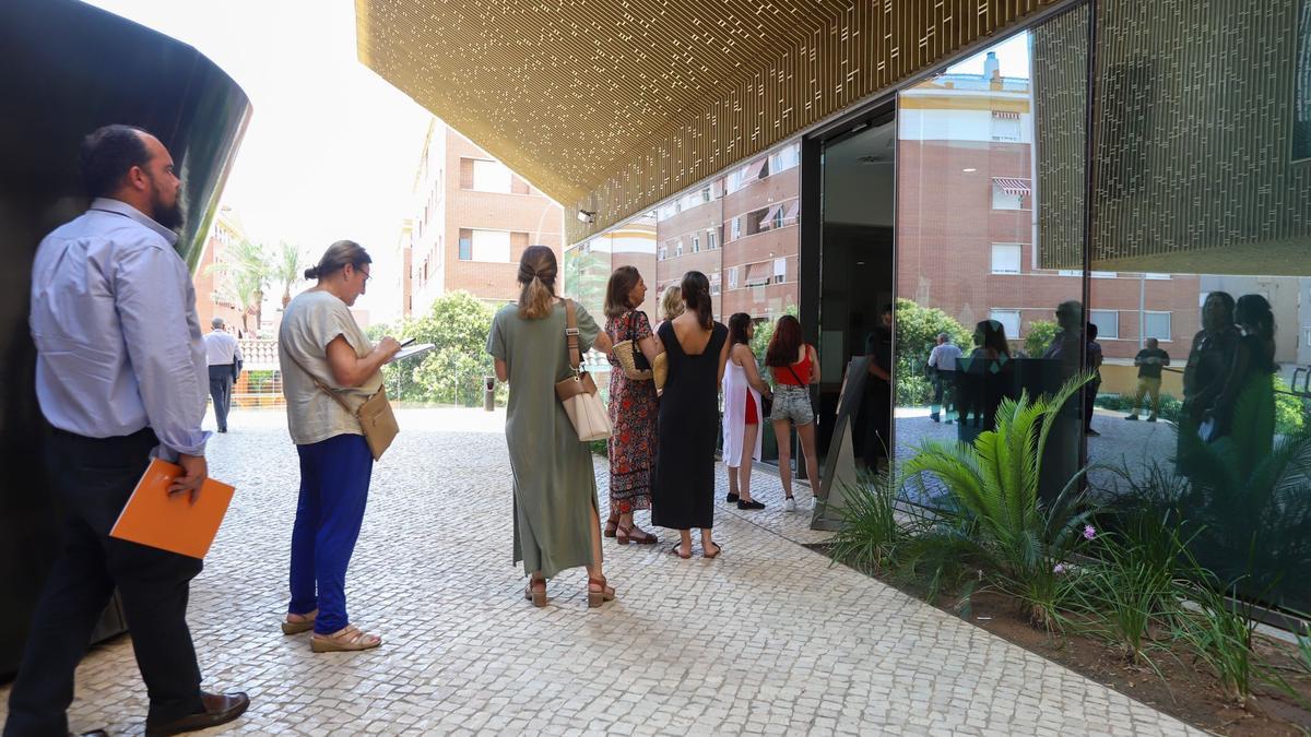 Colas para presentar excusas a la Junta Electoral de Zona, en Córdoba.