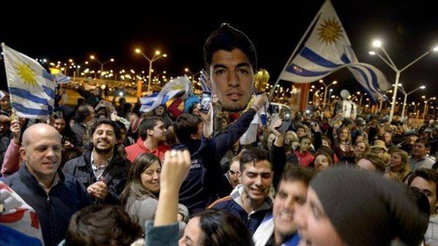 Centenares de hinchas uruguayos apoyan a Suárez en el aeropuerto