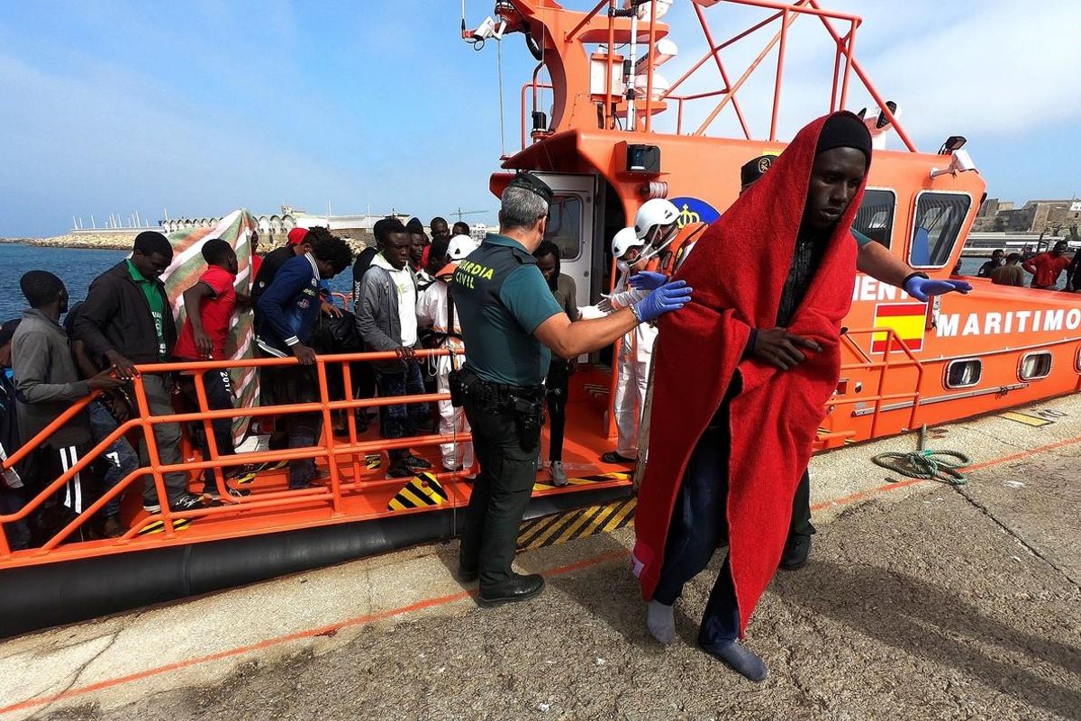 GRAF5000  TARIFA  CADIZ   22 07 2018 - Efectivos de Salvamento Maritimo han rescatado en lo que va de manana a un total de 122 inmigrantes de origen subsahariano y magrebi cuando intentaban alcanzar las costas espanolas a bordo de once pateras en aguas del Estrecho de Gibraltar  En la imagen  algunos de las personas de origen subsahariano rescatadas por Salvamento a su llegada al puerto de Tarifa  Cadiz   EFE A Carrasco Ragel