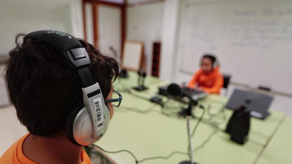 Participantes en una edición anterior de la Radio Escolar Tayda, en el colegio de El Tablero.