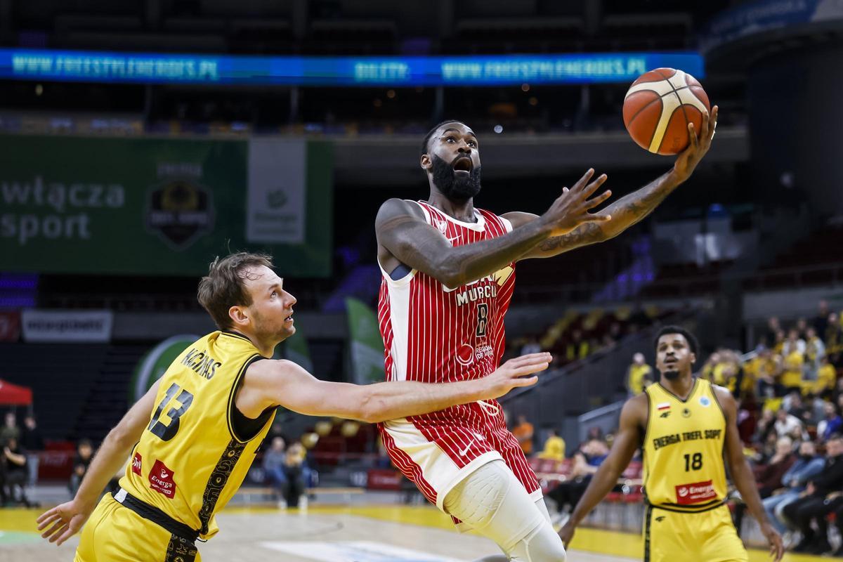 Howard Sant-Roos entra a canasta en el partido Soport-UCAM Murcia