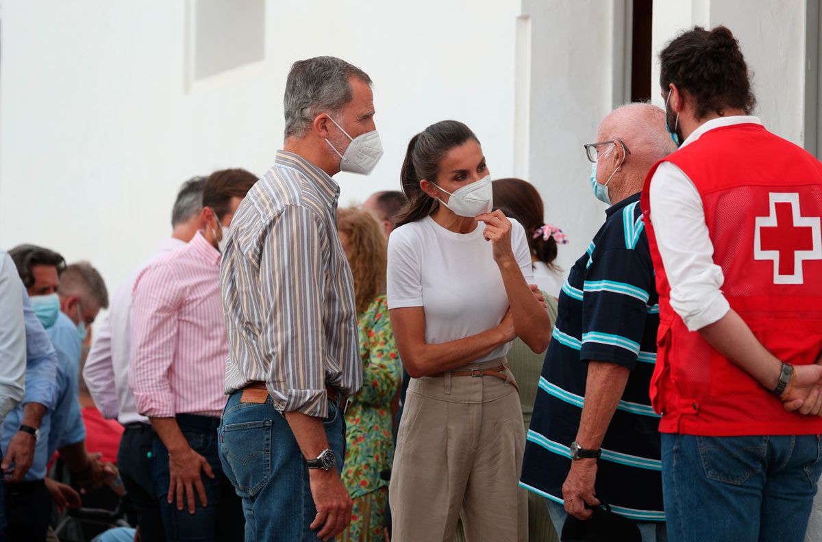 El rey Felipe VI y la reina Letizia visitan La Palma y se interesan por los afectados por la erupción del volcán