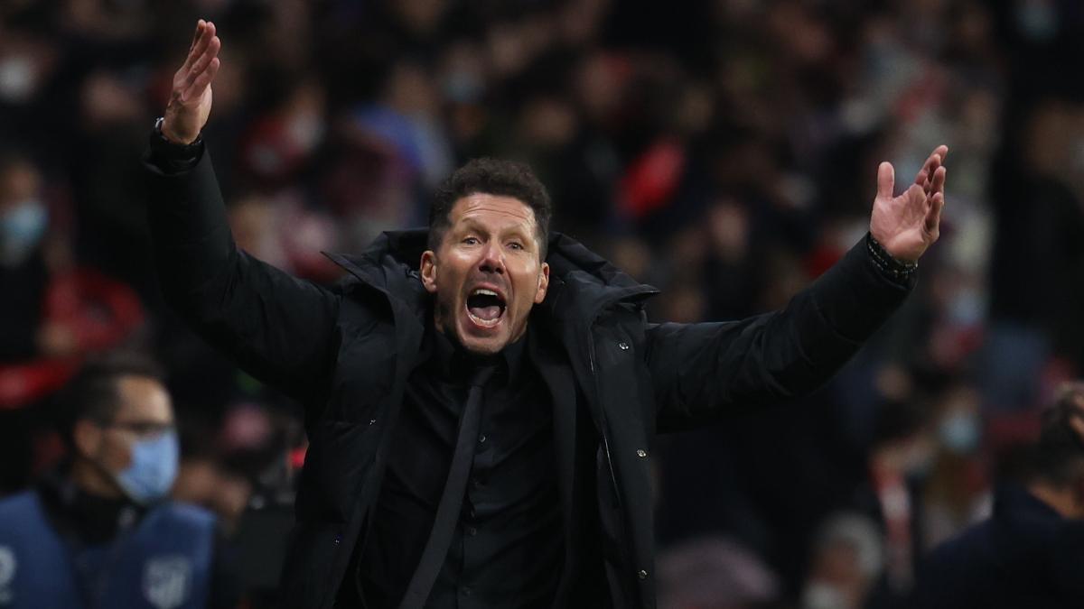 Simeone dirigiendo un partido del Atlético de Madrid