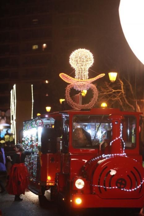 Die "Reyes Magos" trafen am Freitag (5.1.) in Palmas Hafen ein, um auf bunt geschmückten Festwagen durch die Innenstadt zu ziehen und den mallorquinischen Kindern ihre Weihnachtsgeschenke zu bringen.