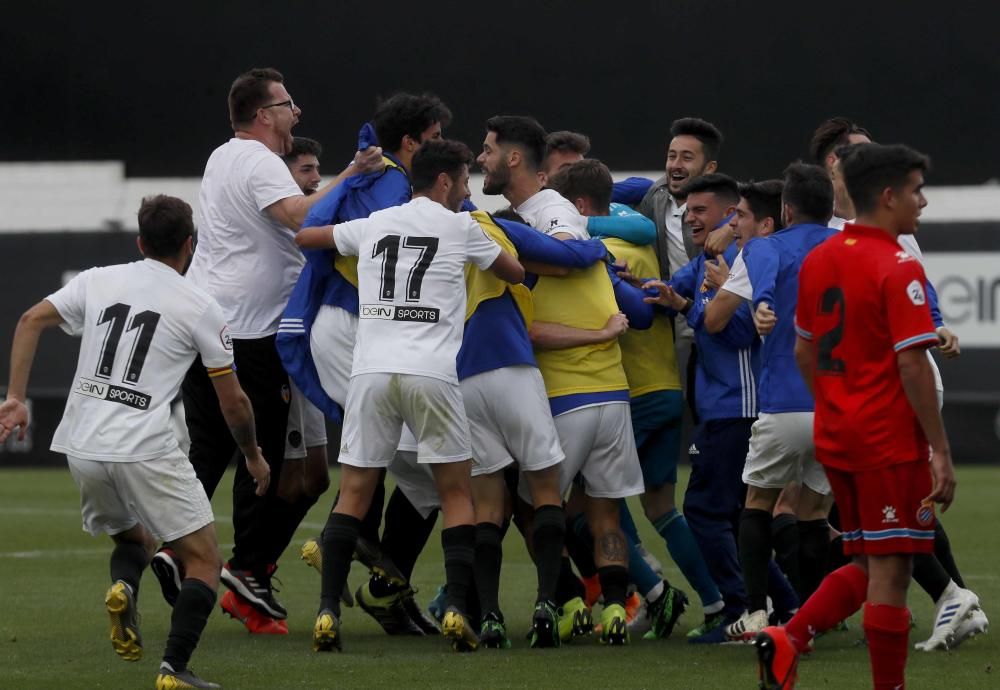 El filial valencianista salva la categoría en el último partido