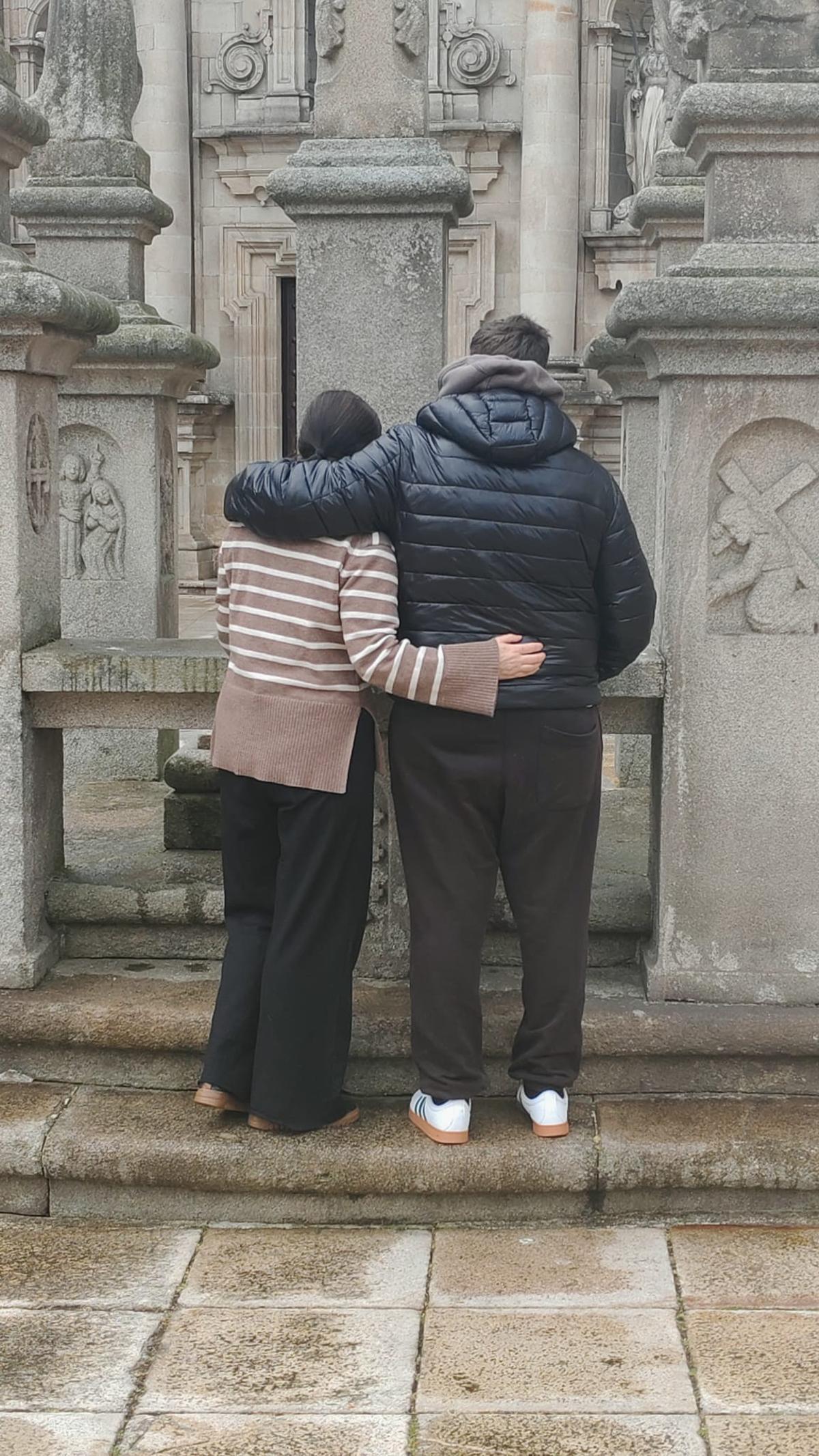 Carmen María Villar, de espaldas, con su hijo.