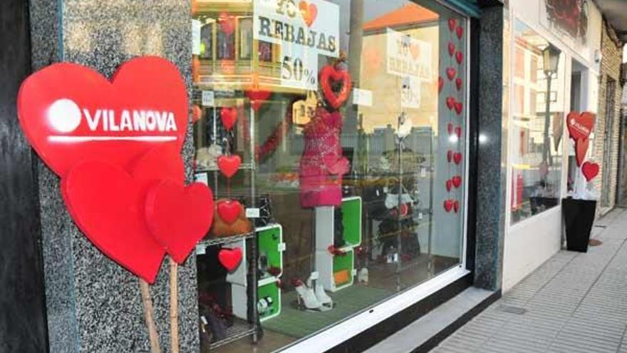 Los comercios de Vilanova ya lucen corazones rojos.