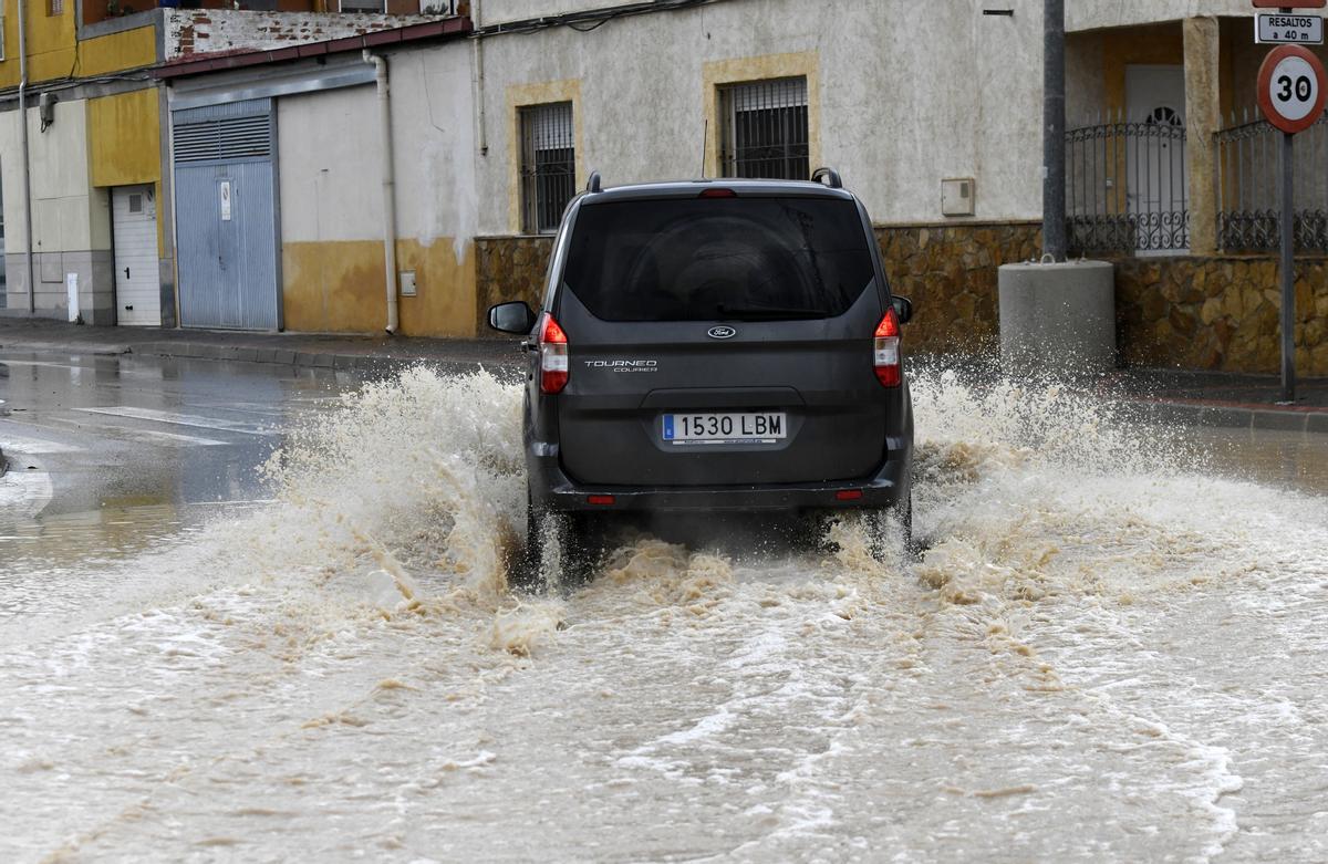 Así han dejado las lluvias las calles de Cobatillas