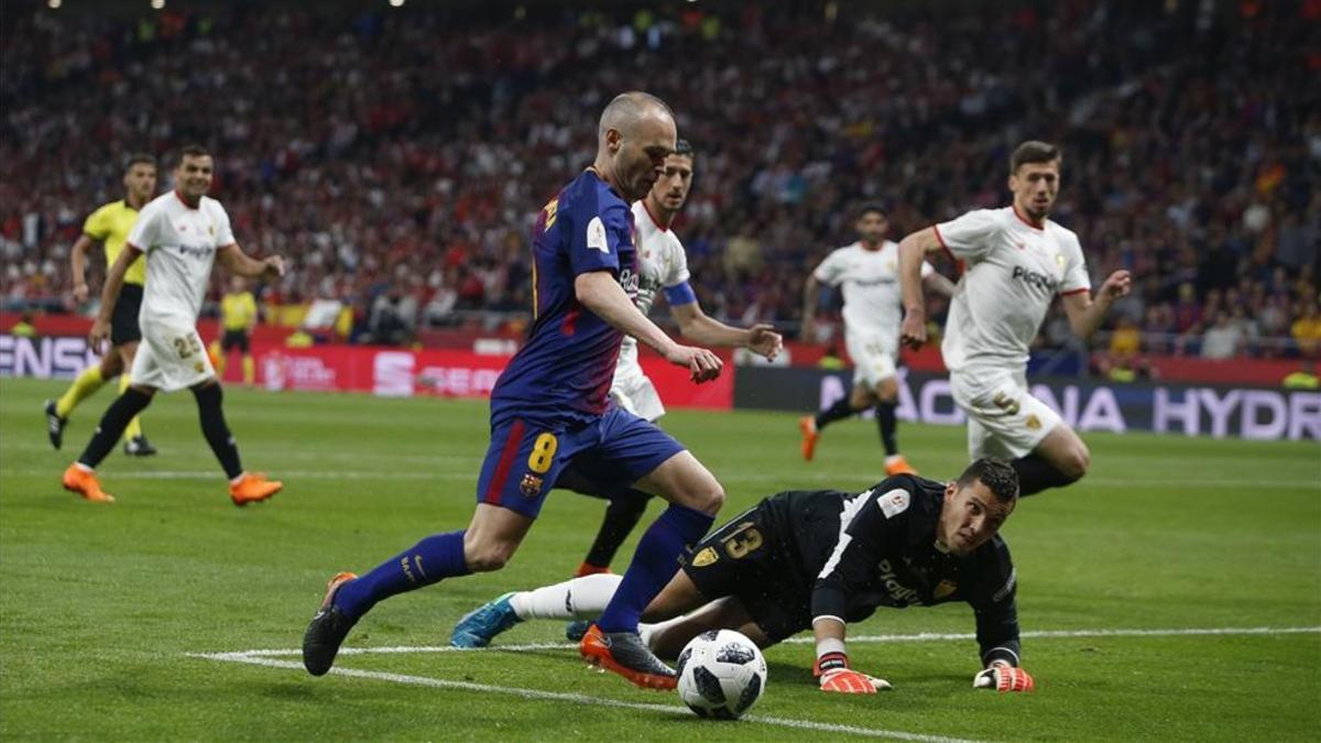 Andrés Iniesta regatea a Soria antes de marcar su gol