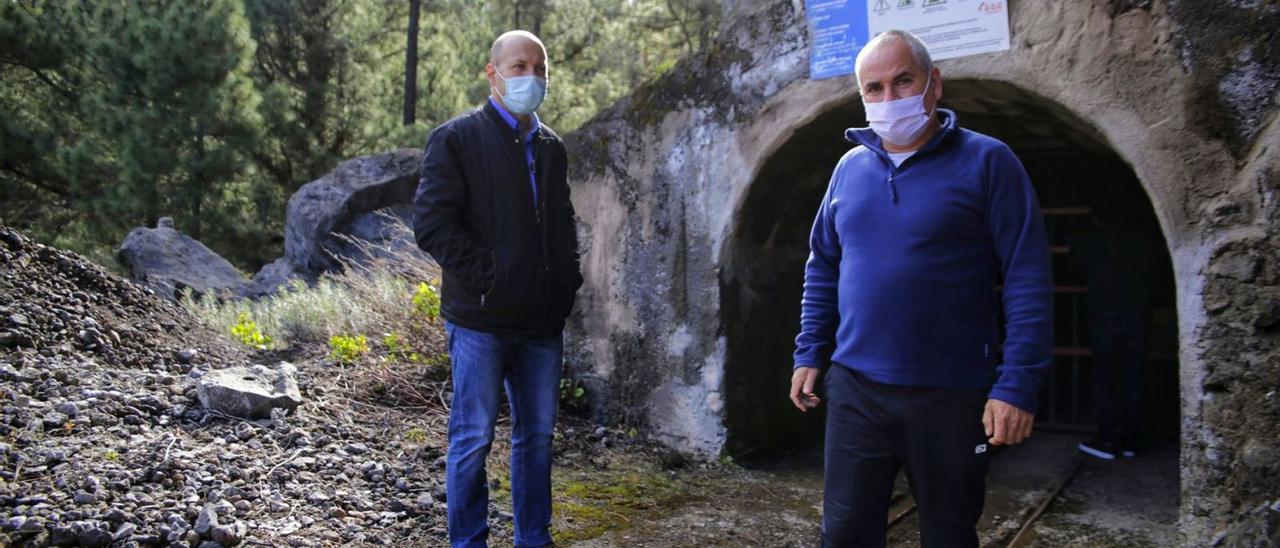 El alcalde de La Guancha, Antonio Hernández (PP), y el edil de Aguas, Juan Felipe Rodríguez (derecha), junto a la galería de Vergara II.