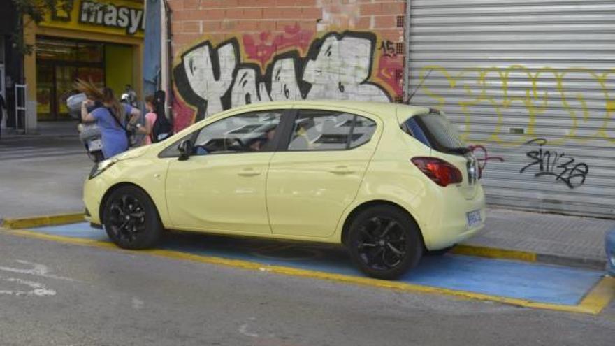 Un coche aparcado en una de las nuevas plazas para discapacitados en la calle Pintor Sorolla.