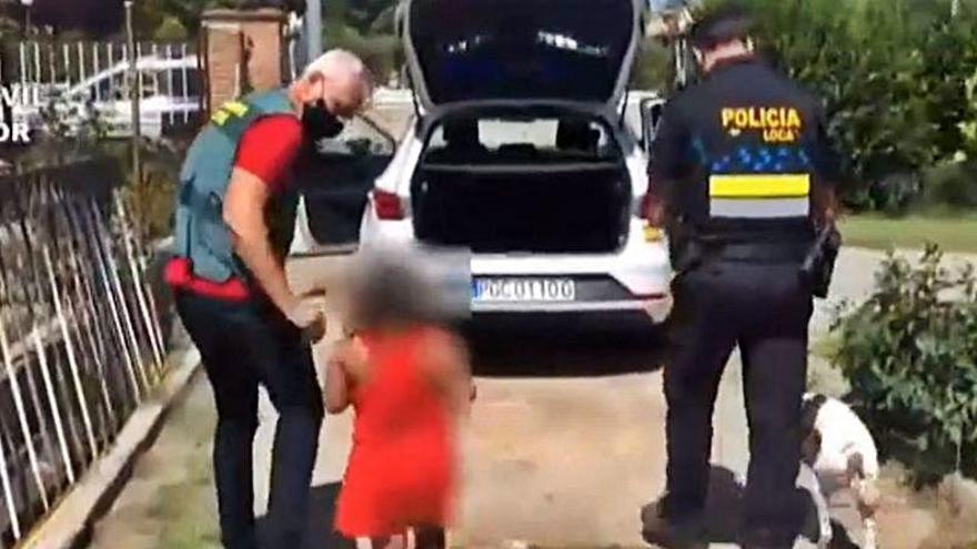 La Guardia Civil auxilia a una niña de 7 años abandonada por la pareja de su madre
