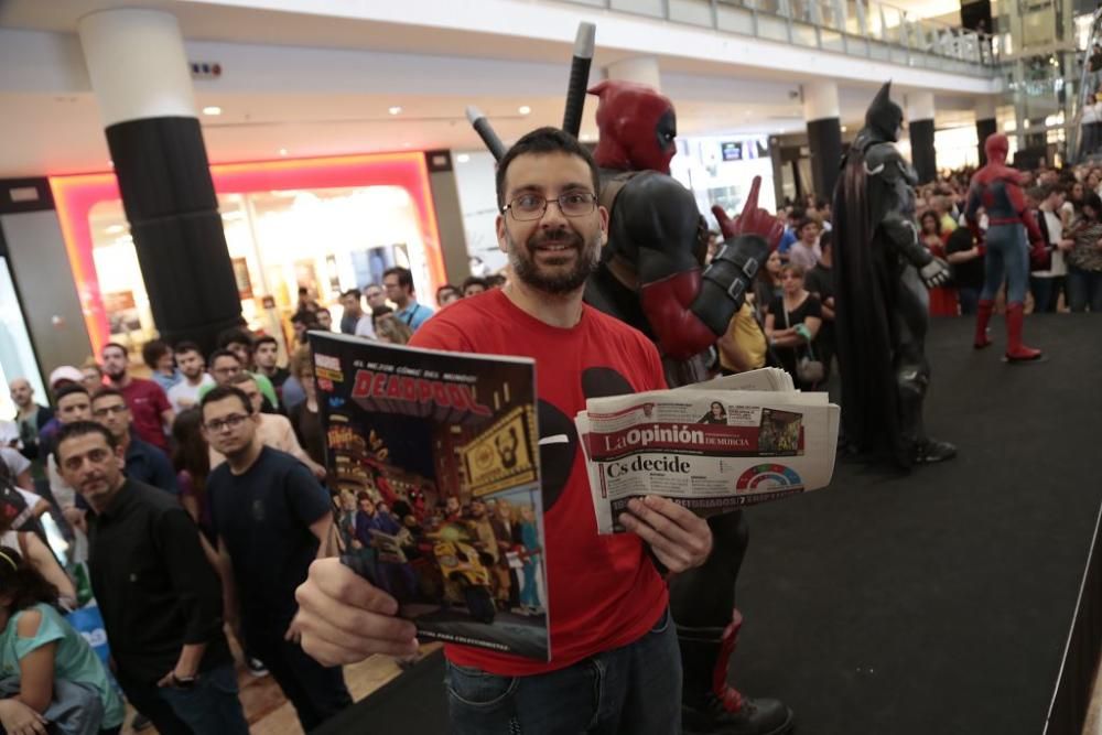 Salva Espín firma cómics de Deadpool con La Resistencia en Nueva Condomina