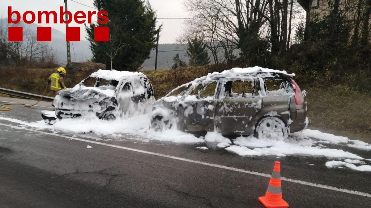 Els dos vehicles després de xocar frontalment a la Vall de Bianya.