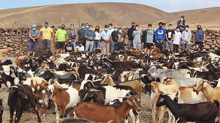 Los estudiantes en el interior de la gambuesa del macomún de Betancuria. | | LP/DLP