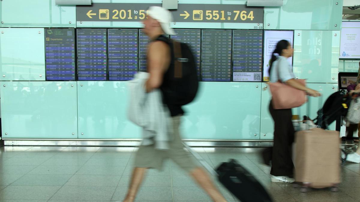 Un passatger a la terminal 1 de l'aeroport del Prat.
