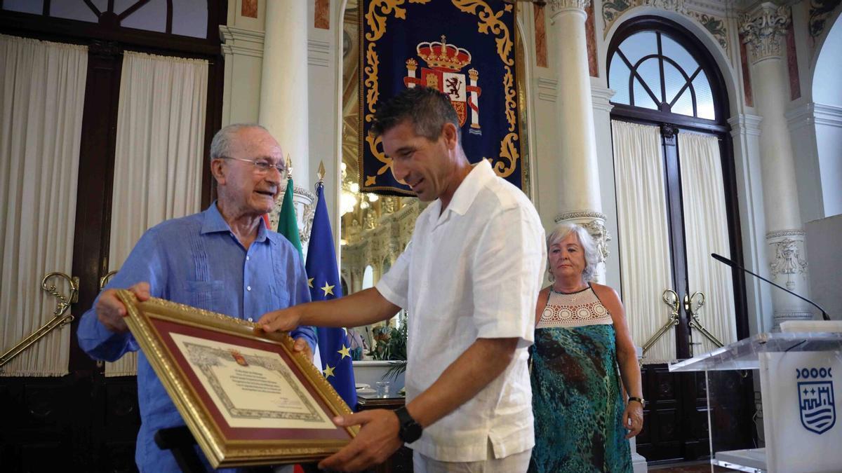 MLG 03-08-2026.- El alcalde de Málaga, Francisco de la Torre, junto a la concejala delegada de Servicios Operativos y Fiestas, Teresa Porras, asiste al acto de nombramiento como pregonero de la Feria 2026 al entrenador del Málaga CF Juan Francisco Funes