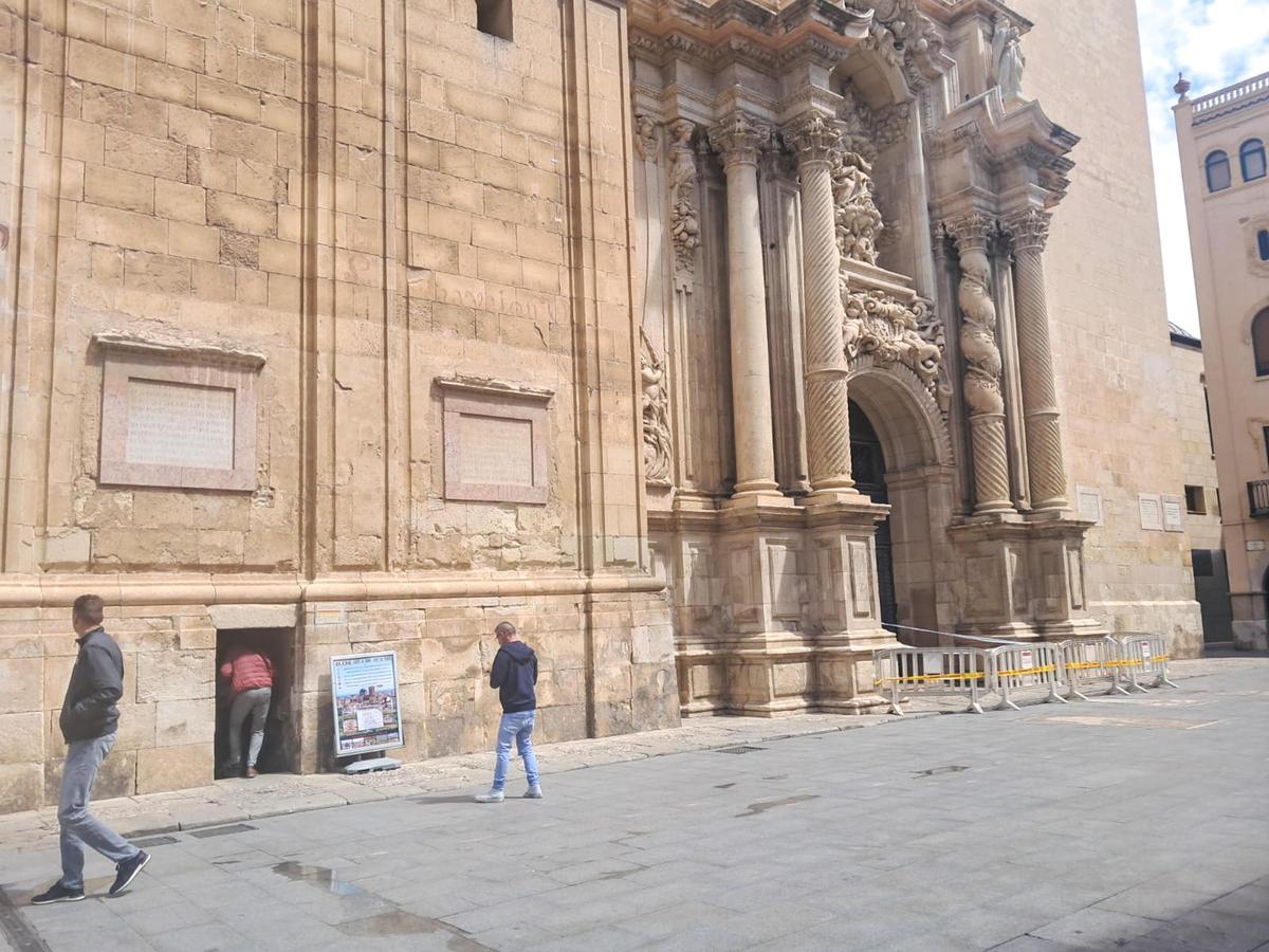 La Puerta Mayor de Santa María acordonada, a primeras horas de la tarde de este miércoles.