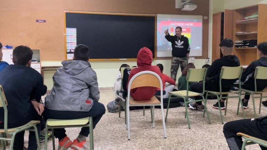 Dolar One durante las charlas a los alumnos del colegio Miguel Servet de Elda.