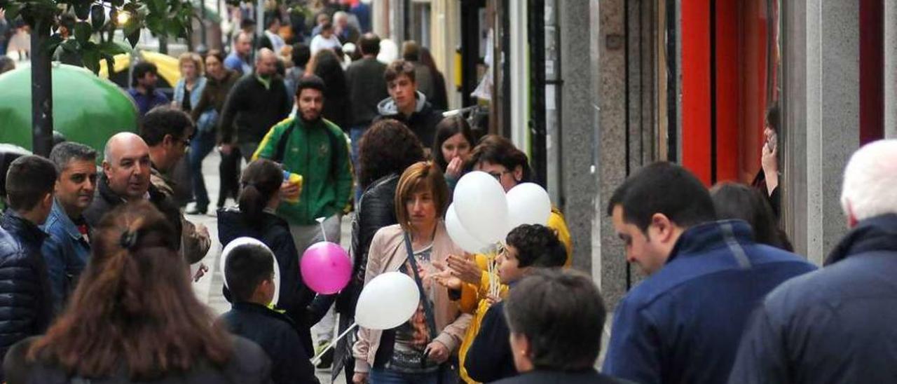 Gente en las calles de Lalín en la última campaña promocional del comercio. // Bernabé/Javier Lalín