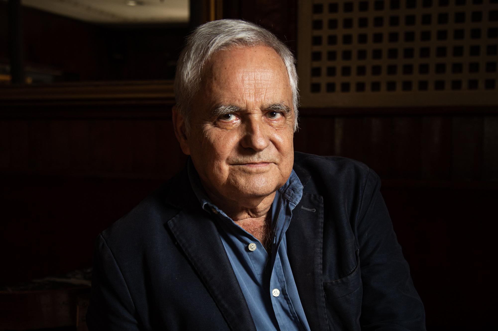 El periodista y escritor Juan Cruz en el Café Gijón de Madrid.