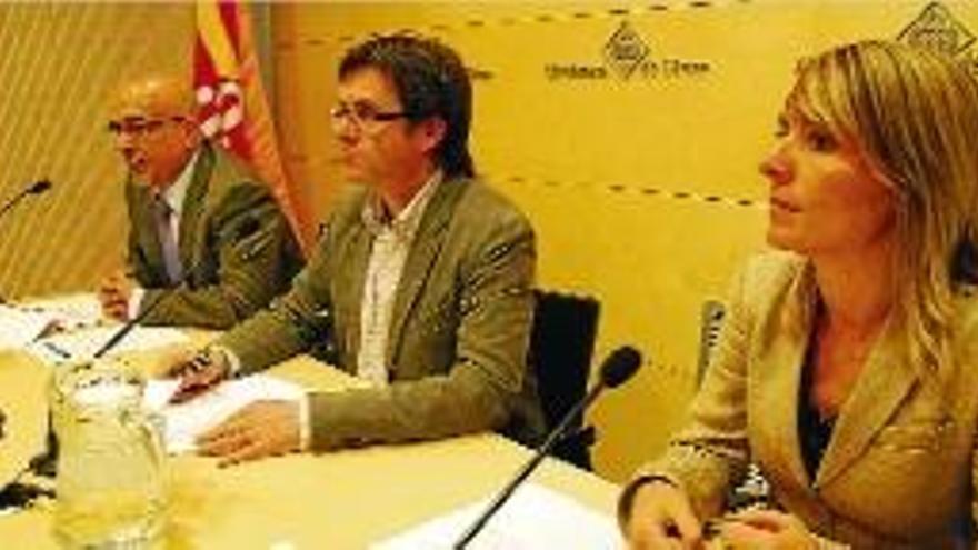 Fèlix Martín, Carles Puigdemont i Coralí Cunyat presentant l&#039;acord.