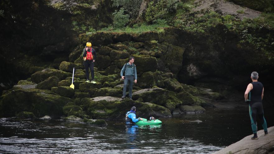 Búsqueda por agua y aire del joven arrastrado por el río en Arbo. 