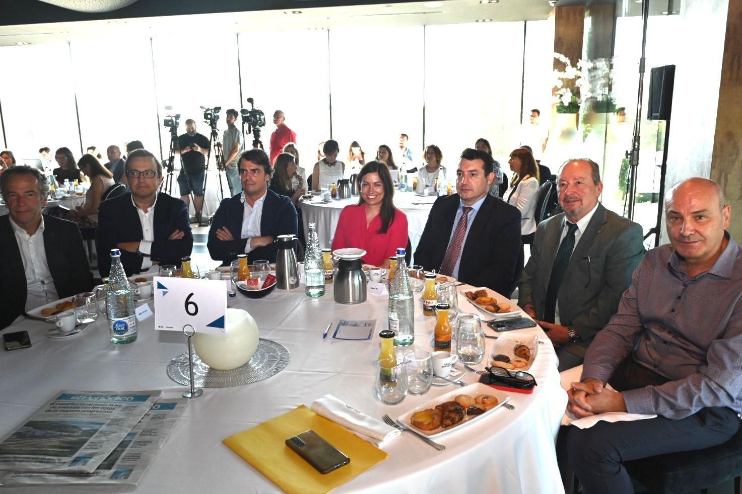 En imágenes | Natalia Chueca hace balance del ecuador del mandato en un desayuno con El Periódico de Aragón