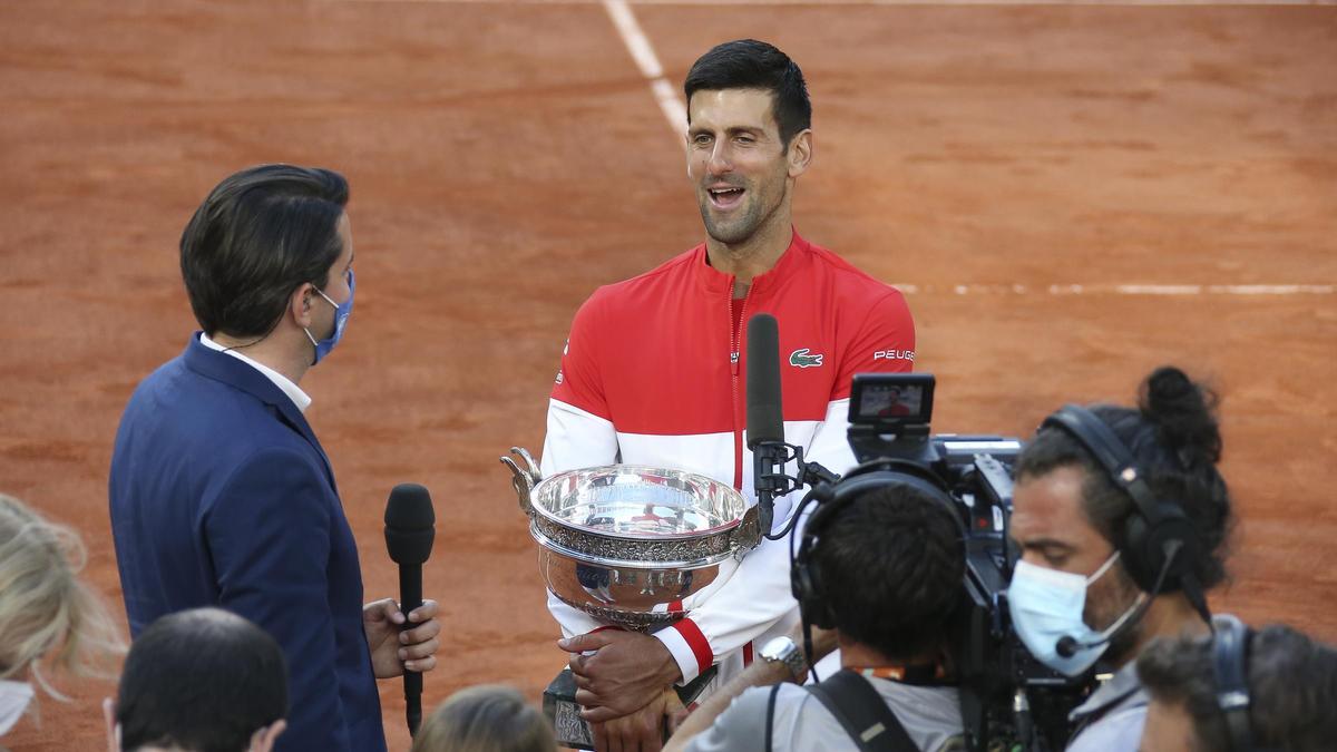 Djokovic, durante la celebración de su victoria en Roland Garros, 2021.